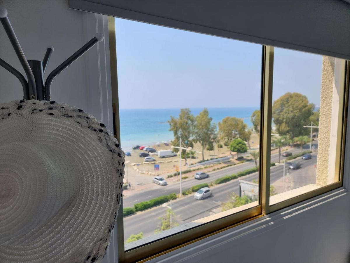 Super Modern Beachfront 1 Bedroom - Sleeps 4 Лимасол Экстерьер фото