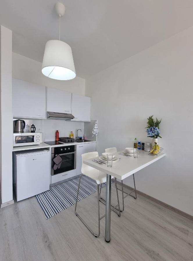 Super Modern Beachfront 1 Bedroom - Sleeps 4 Лимасол Экстерьер фото