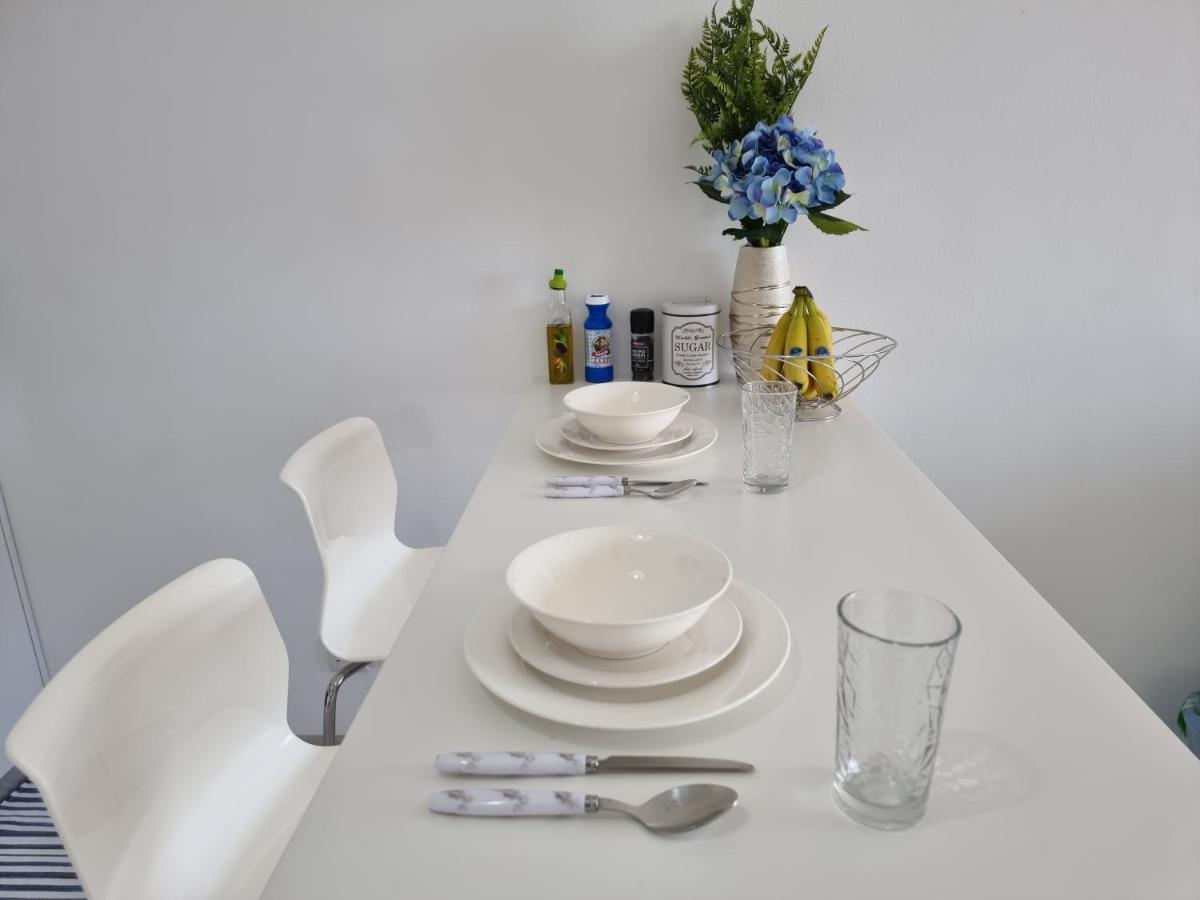 Super Modern Beachfront 1 Bedroom - Sleeps 4 Лимасол Экстерьер фото