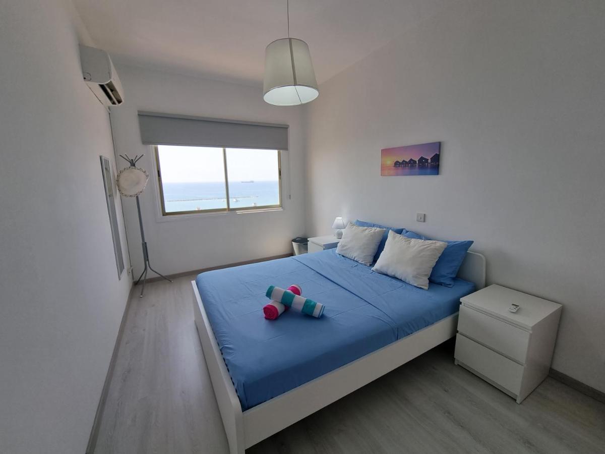 Super Modern Beachfront 1 Bedroom - Sleeps 4 Лимасол Экстерьер фото