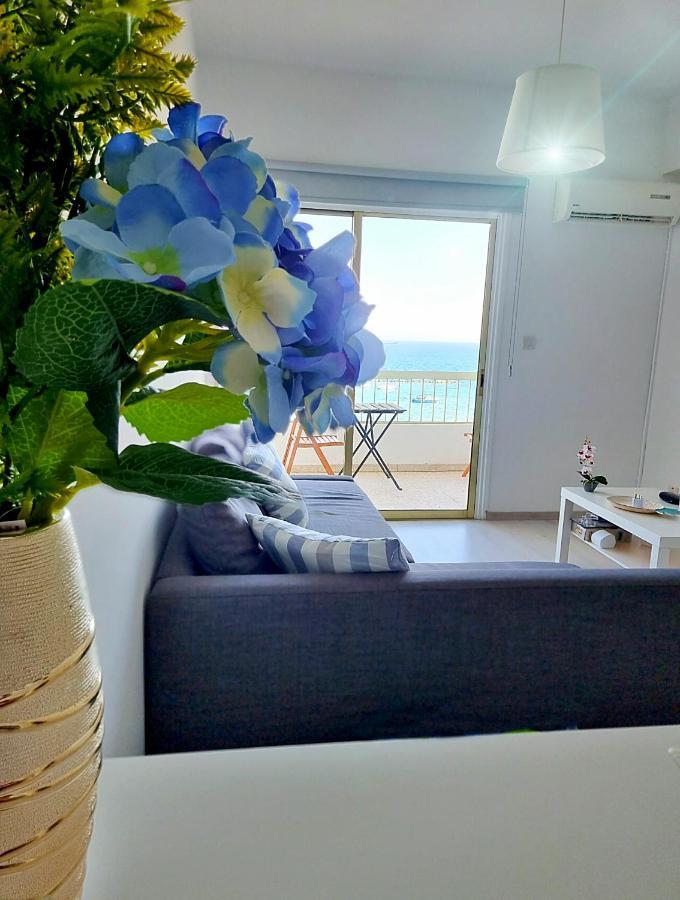 Super Modern Beachfront 1 Bedroom - Sleeps 4 Лимасол Экстерьер фото