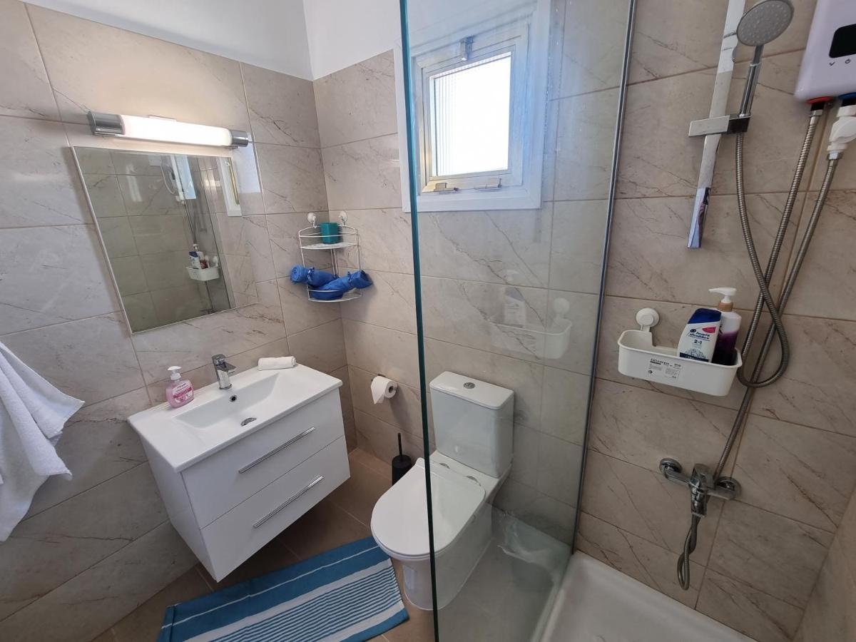 Super Modern Beachfront 1 Bedroom - Sleeps 4 Лимасол Экстерьер фото