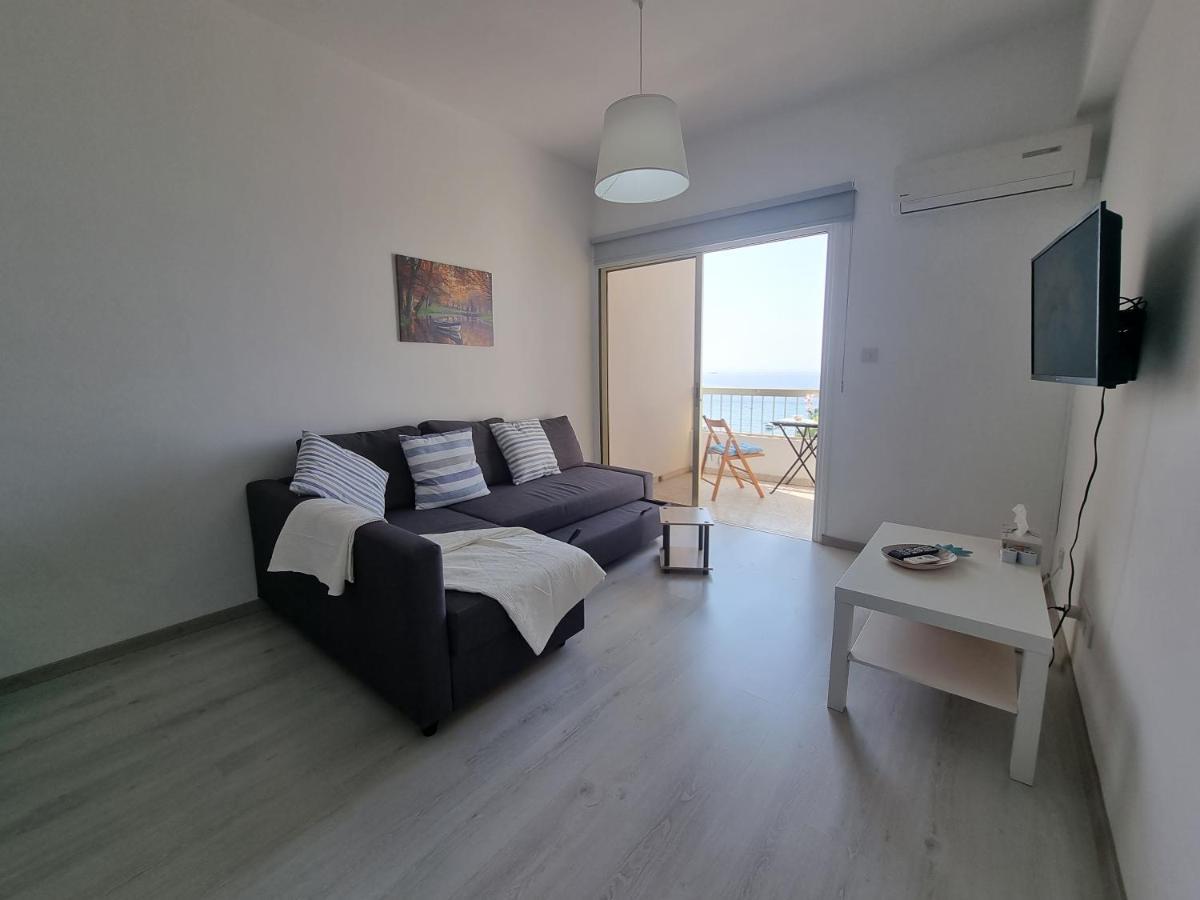 Super Modern Beachfront 1 Bedroom - Sleeps 4 Лимасол Экстерьер фото