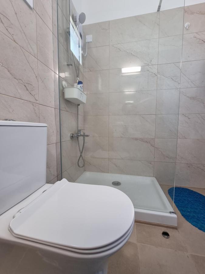Super Modern Beachfront 1 Bedroom - Sleeps 4 Лимасол Экстерьер фото
